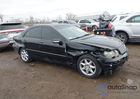 2004 Mercedes-Benz C 240 4Matic из США, поврежденный, VIN WDBRF81J74F451536